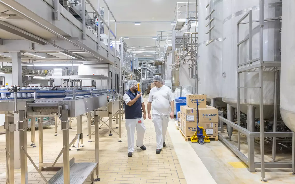 Zwei Anlagenführer in der Mitte der Produktionshalle