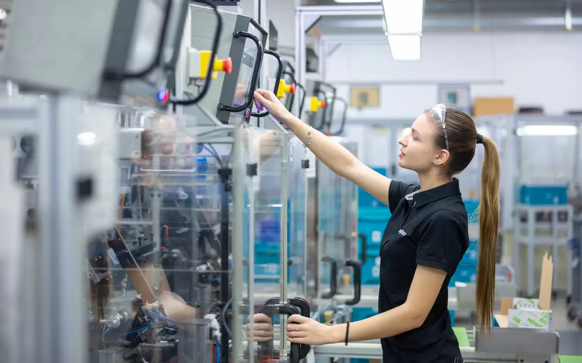 Lernende bedient Schalttafel